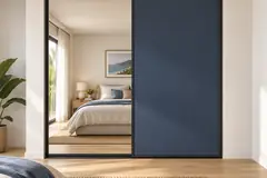 Placard à portes coulissantes : Miroir + Ink Blue · rails noirs